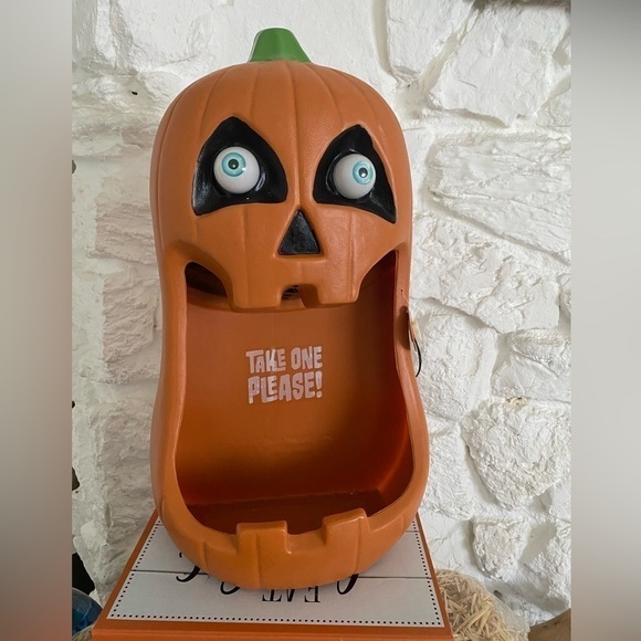 NWT LARGE HALLOWEEN TALKING JACK O LANTERN CANDY DISPENSER LIGHT UP EYES - Picture 2 of 9